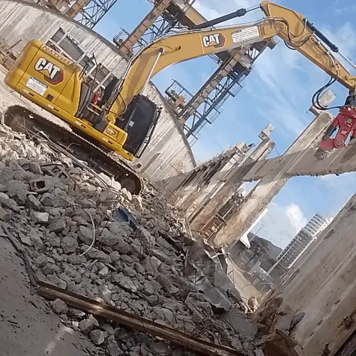 Português Terraplenagem | Limpeza de Terrenos na Região de Santos e Guarujá
